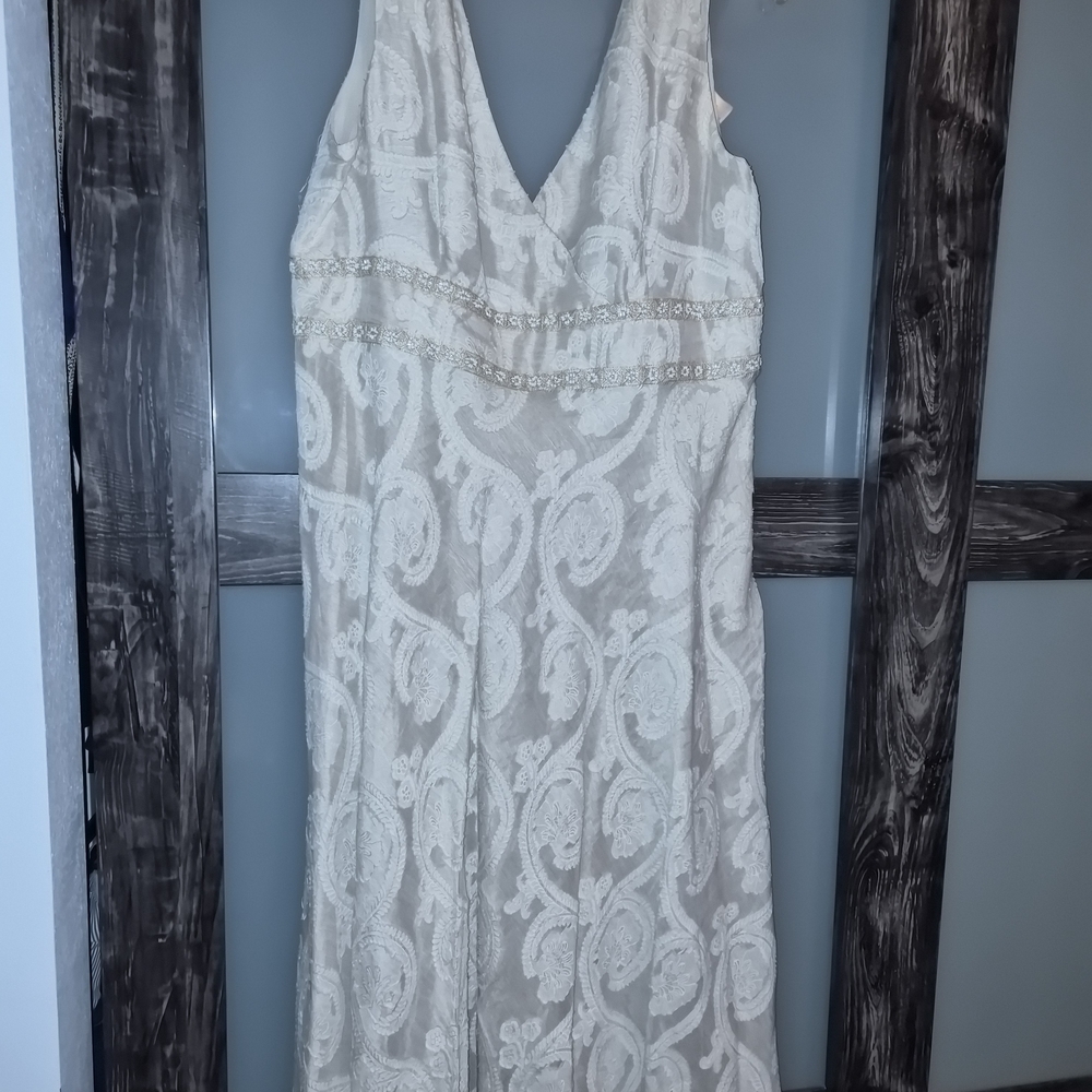 Adrianna Papell Ivory Lace Wedding Dress